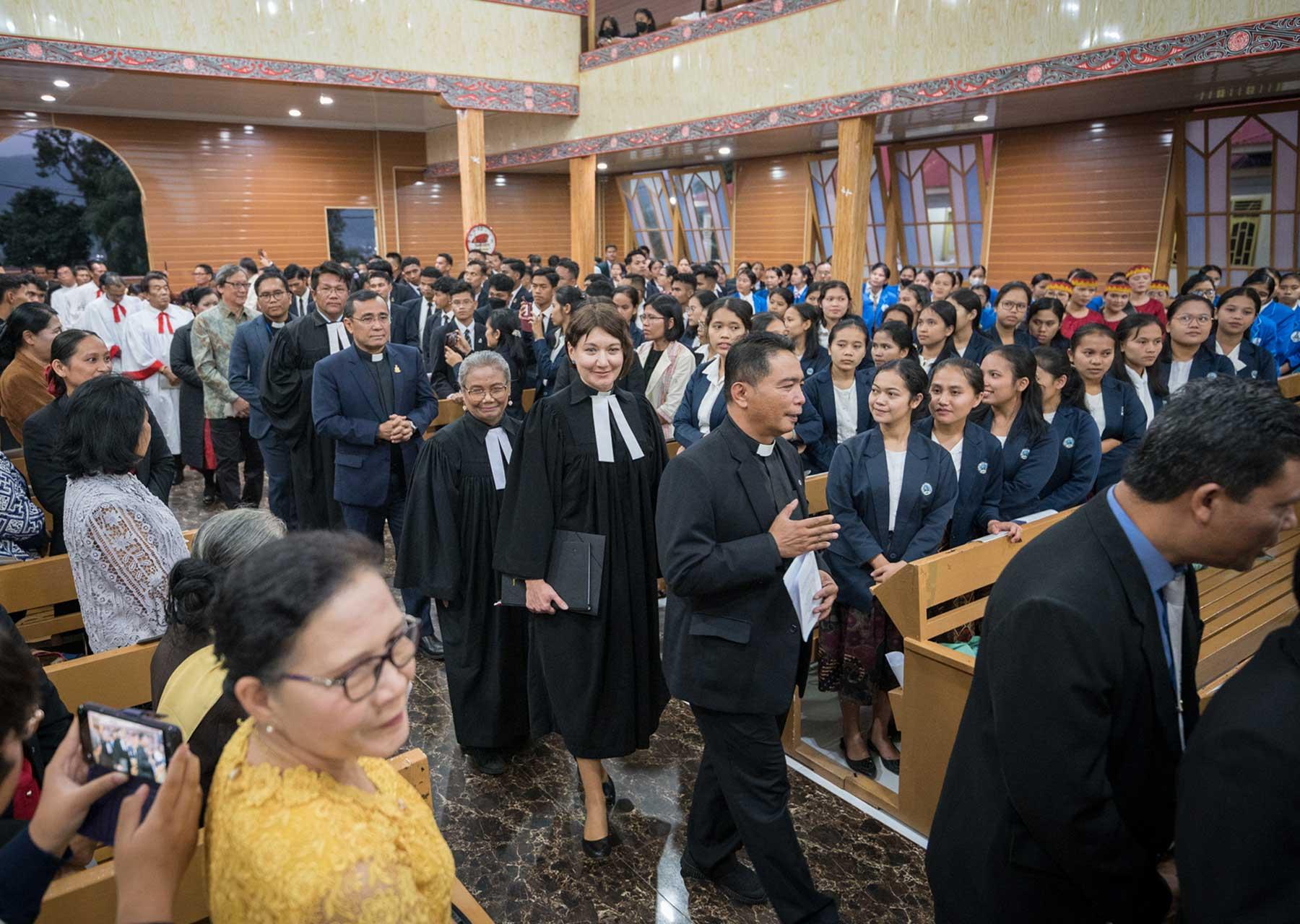 23 November 2023, Tarutung, Indonesia: Lutheran World Federation general secretary Rev. Dr Anne Burghardt enters as part of the procession as an ecumenical prayer service is celebrated at the Pearaja church of the Protestant Christian Batak Church (HKBP) gathering some 1,000 people from various congregations and attended by church leaders from 14 different Lutheran churches in Indonesia. Photo: LWF/Albin Hillert