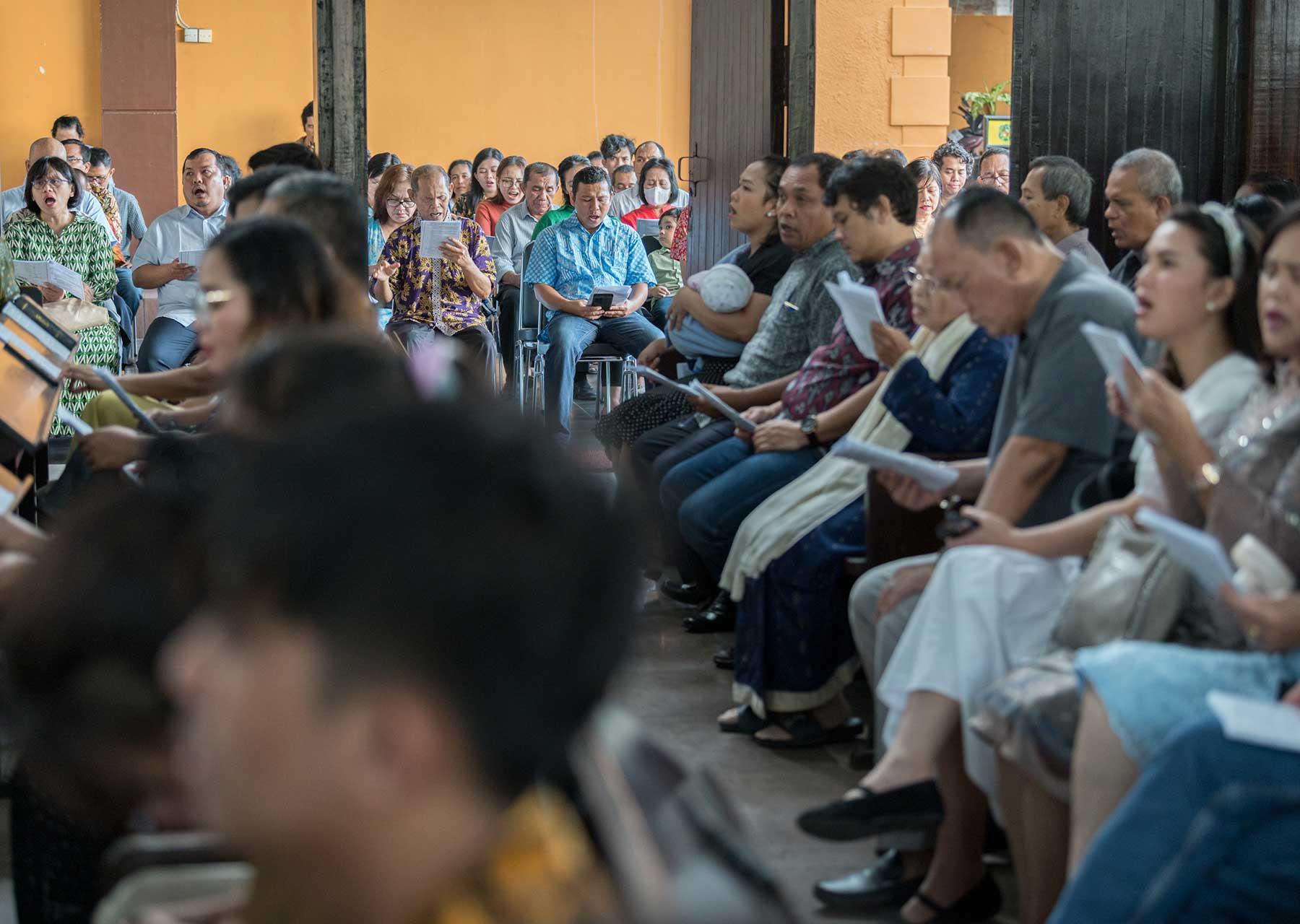 Congregants sing a hymn, including both those seated inside the church building and those in an overflow space provided just outside. Photo: LWF/Albin Hillert