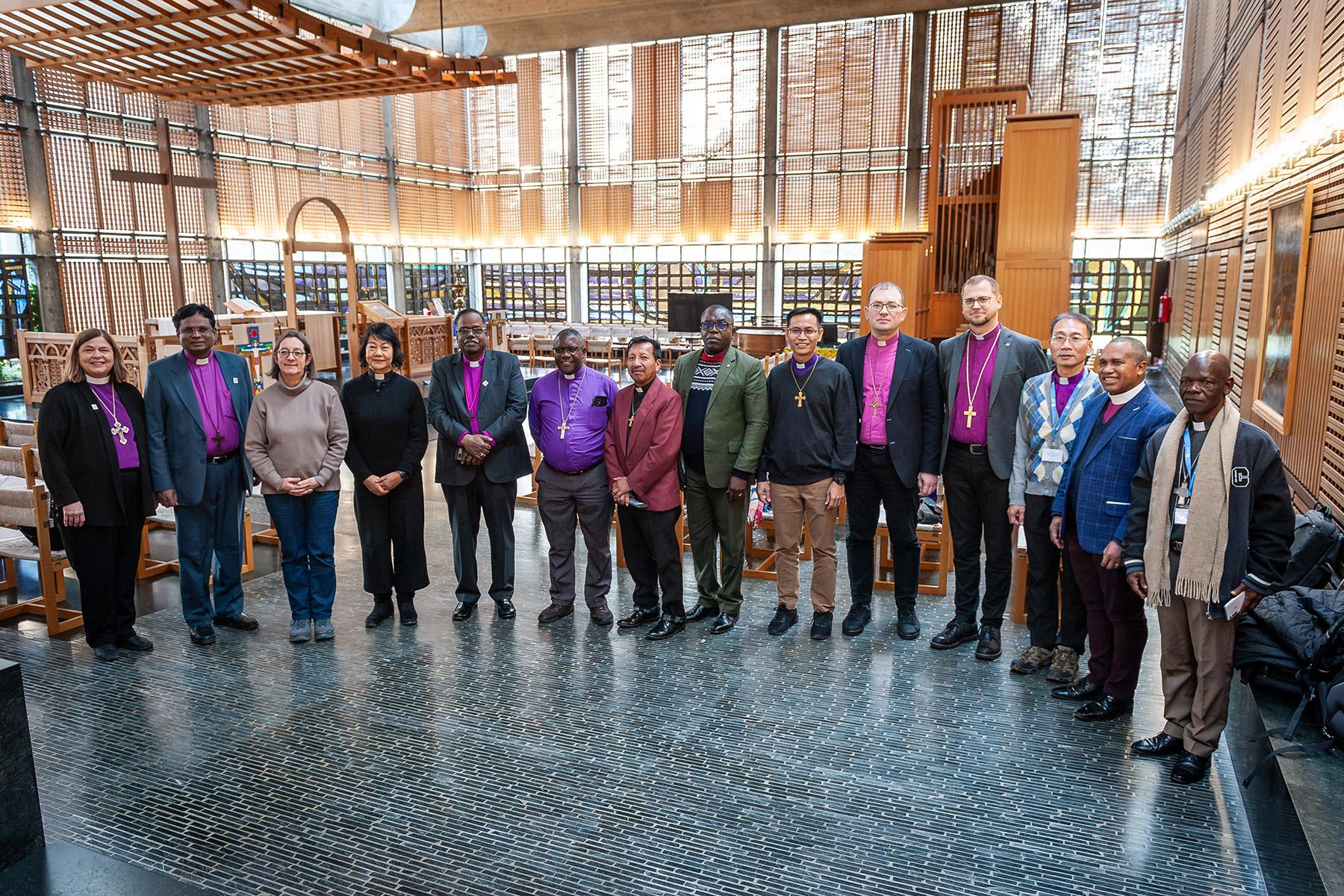 Die 14 Bischöfinnen und Bischöfe und Präsidenten und Präsidentinnen von LWB-Mitgliedskirchen, die an der Klausurtagung neu gewählter Kirchenleitender teilgenommen haben, versammeln sich in der Kapelle des Ökumenischen Zentrums in Genf