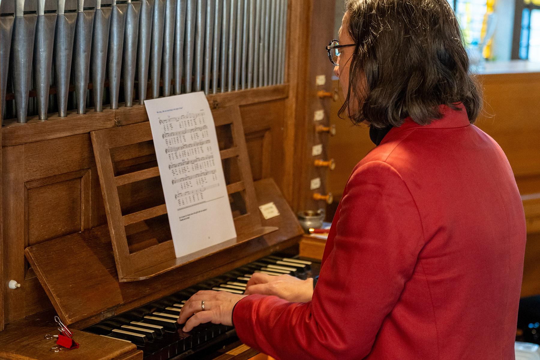 At the piano, Rev. Emmanuelle Seyboldt accompanies morning worship during LWF’s November 2023 RONEL at the Bossey Ecumenical Institute Chapel. Photo: LWF/S. Gallay