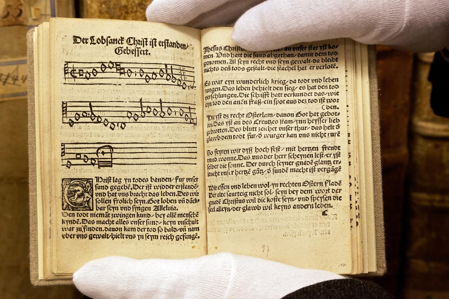 Das „Erfurter Färbefaß-Enchiridion“ ist das älteste erhaltene protestantische Gesangbuch. Hier ist es aufgeschlagen beim Osterchoral „Christ ist erstanden“. Die Noten sind Zeugnis der ersten Lieder des Reformators Martin Luther. Das Enchiridion wurde 1524 in Erfurt gedruckt