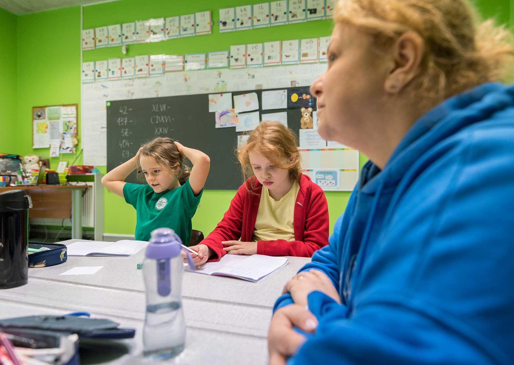 Ukrainische Flüchtlingskinder in einer Schule in Gliwice, Polen. Für viele Familien beginnt die Integration im Gastland damit, dass sie ihre Kinder statt Onlineunterricht in eine lokale Schule schicken