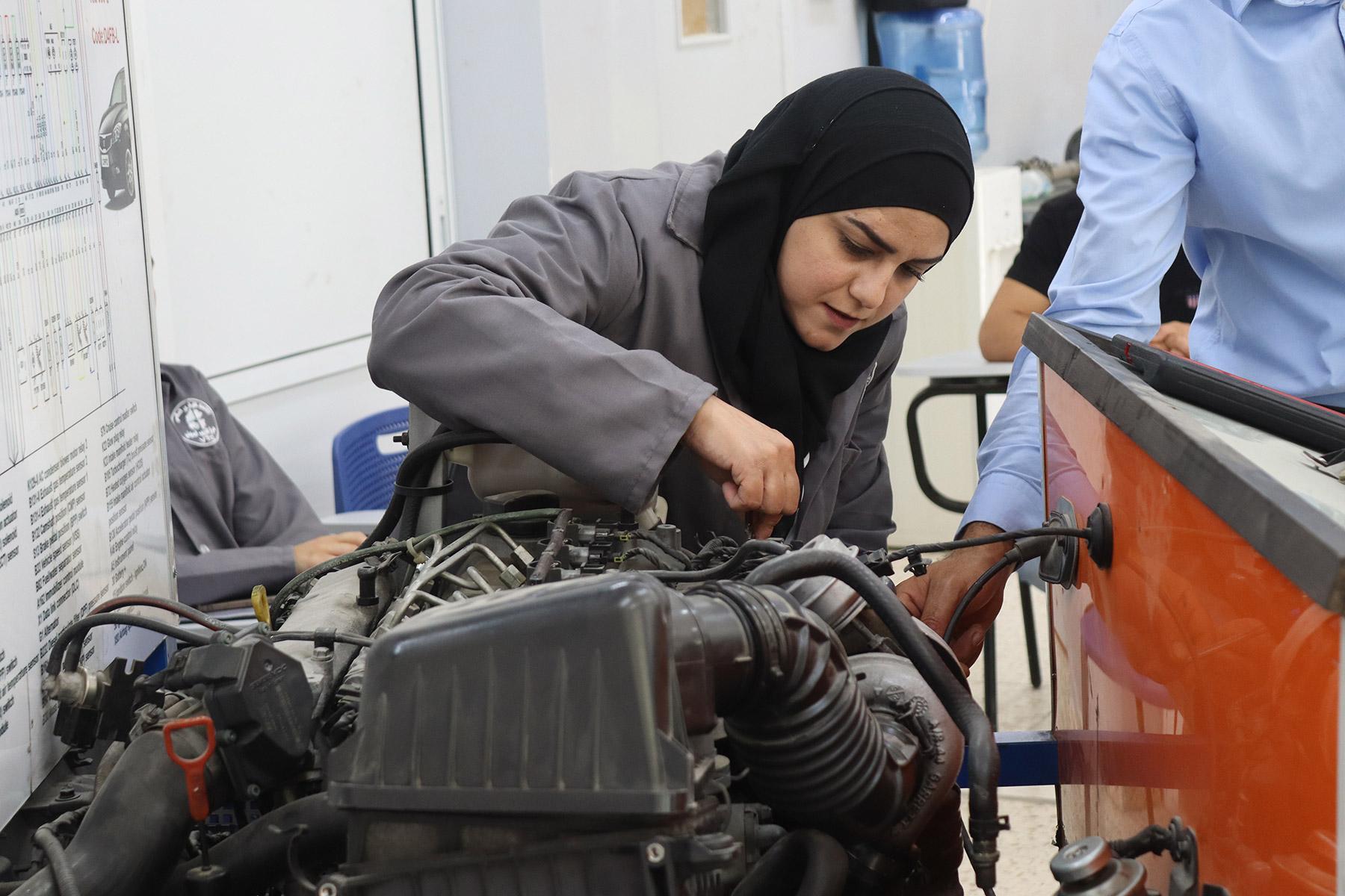 Ein palästinensische Auszubildende, die im Rahmen des Programms GRIT (Gender-Responsive Inclusive Technical and Vocational Education and Training) neue Fähigkeiten erlernt
