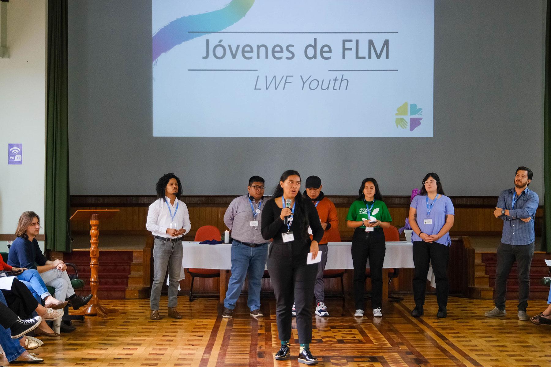 Junge Teilnehmende der Kirchenleitungskonferenz von Mitgliedskirchen in Nordamerika, der Karibik und Lateinamerika präsentieren auf der Tagung ihre Prioritäten