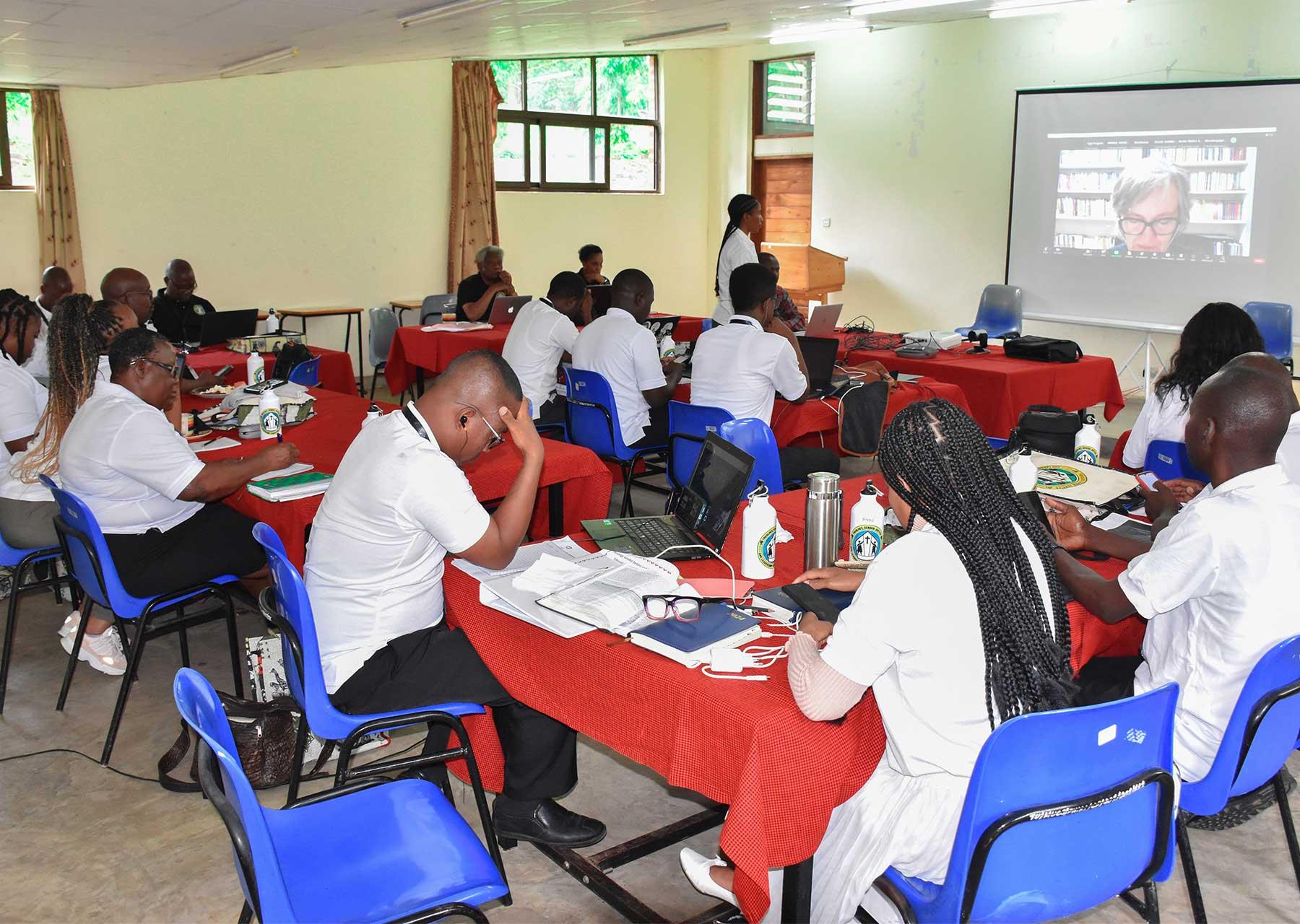 Studierende der dritten Kohorte des TGLE-Programms während eines Schulungskurses an der Tumaini University Makumira in Arusha, Tansania.  Foto: ELCT/TUMA
