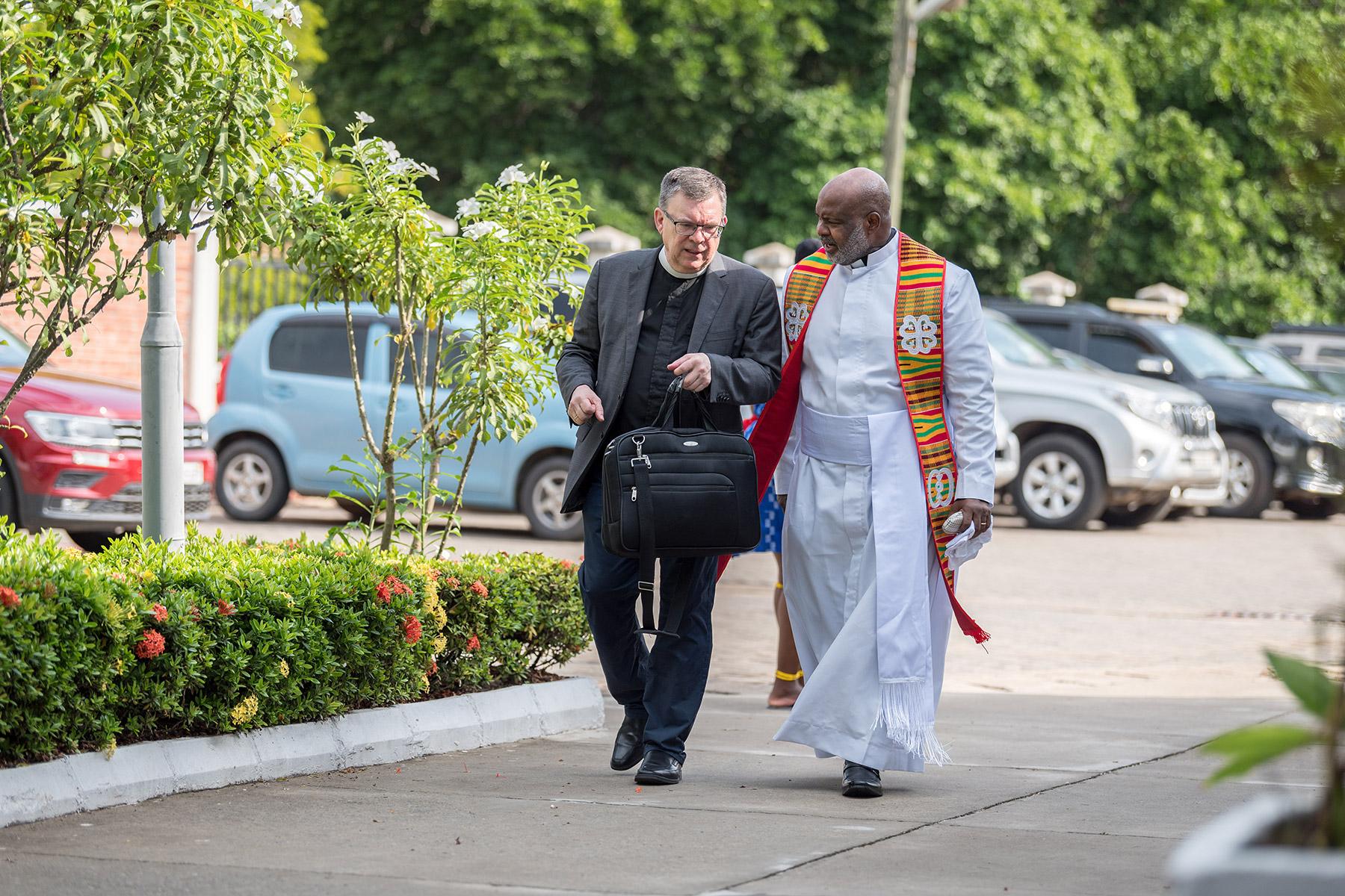Prof. Dirk Lange mit dem Sekretär des Globalen Christlichen Forums, Pfr. Dr. Casely Essamuah. Foto: A. Hillert 