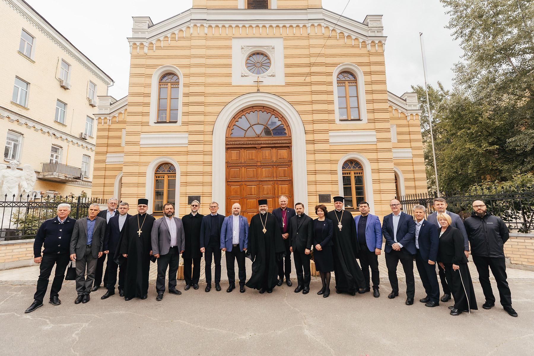 Gruppenbild mit Verantwortlichen von Religionsgemeinschaften in der Ukraine vor der Lutherischen Kirche St. Katharinen in Kiew.