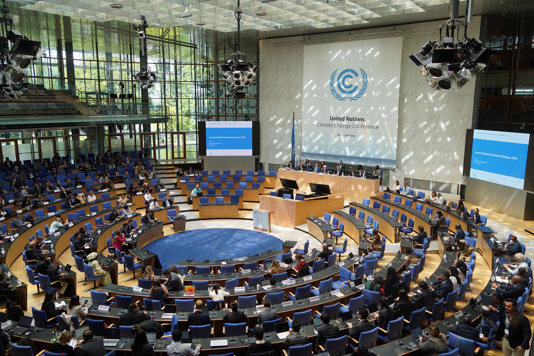 Plenary of the UN Climate Conference SB60. Photo: UNFCCC/Amira Grotendiek