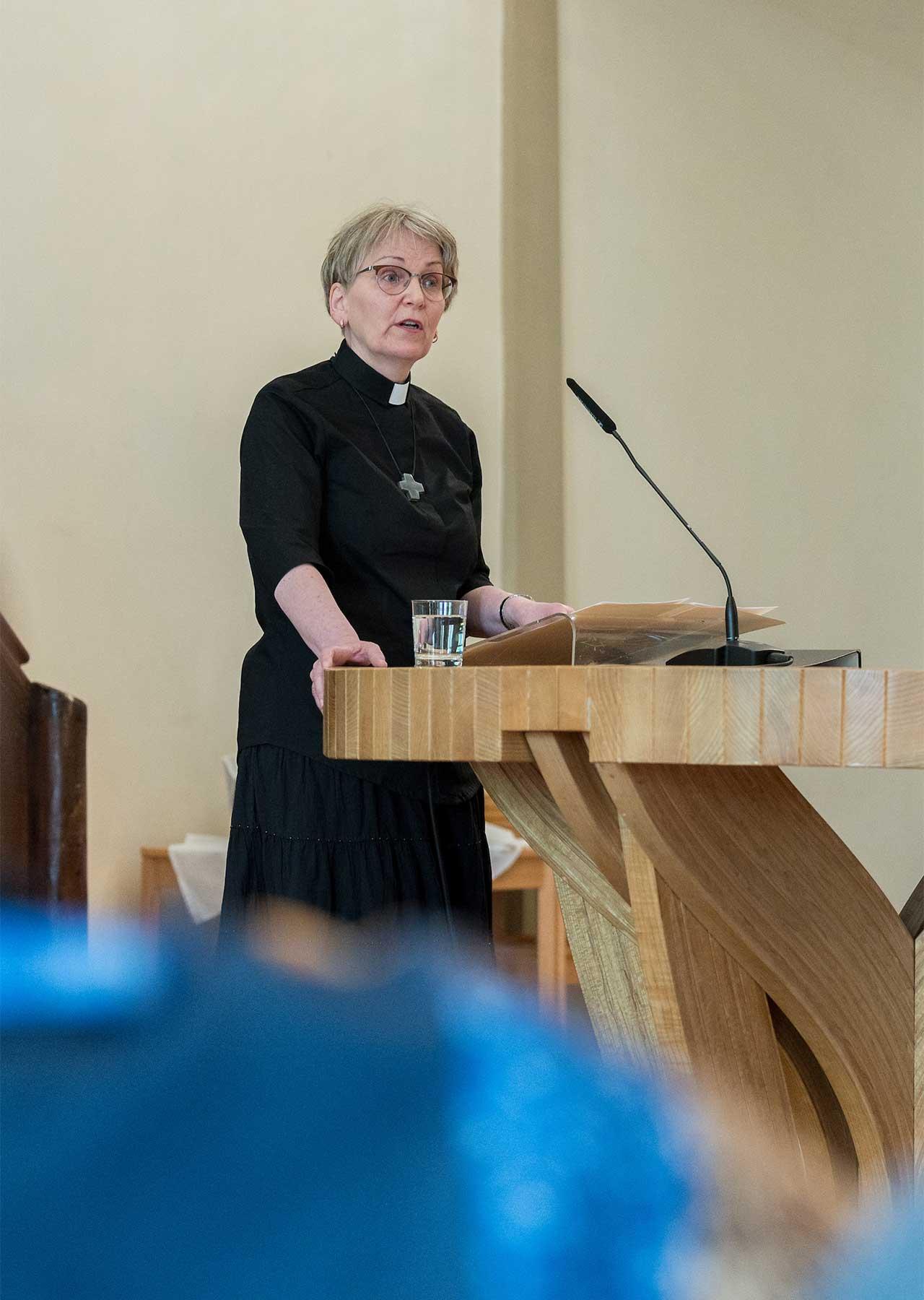 Die LWB-Vizepräsidentin für die Region Nordische Länder, Pfarrerin Dr. Arnfriður Guðmundsdóttir, hält im Sonntagsgottesdienst in der Evangelisch-Lutherischen Kirche Genf die Predigt