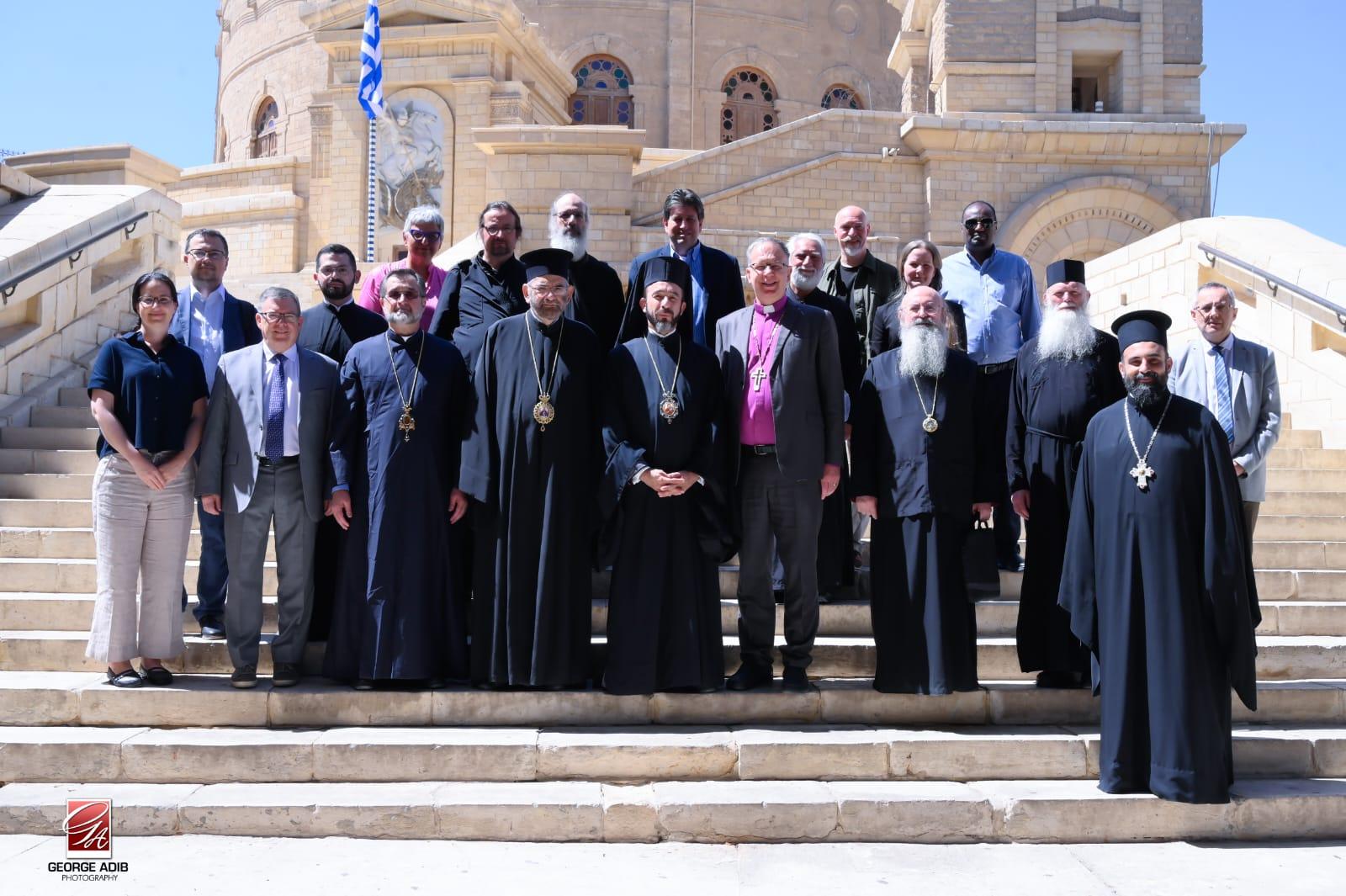 Mitglieder der Internationalen Gemeinsamen lutherisch-orthodoxen Kommission vor dem Patriarchal-Kloster St. Georg in der Altstadt von Kairo, Ägypten