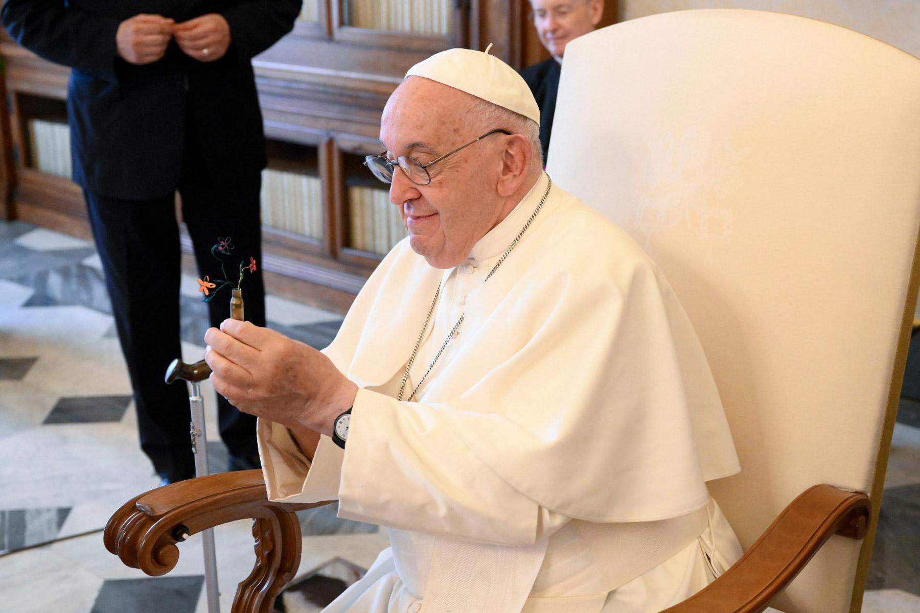 Pope Francis receives “gift of hope” made by Ukrainian children in Lutheran congregation of Kharkiv. Photo: VaticanMedia
