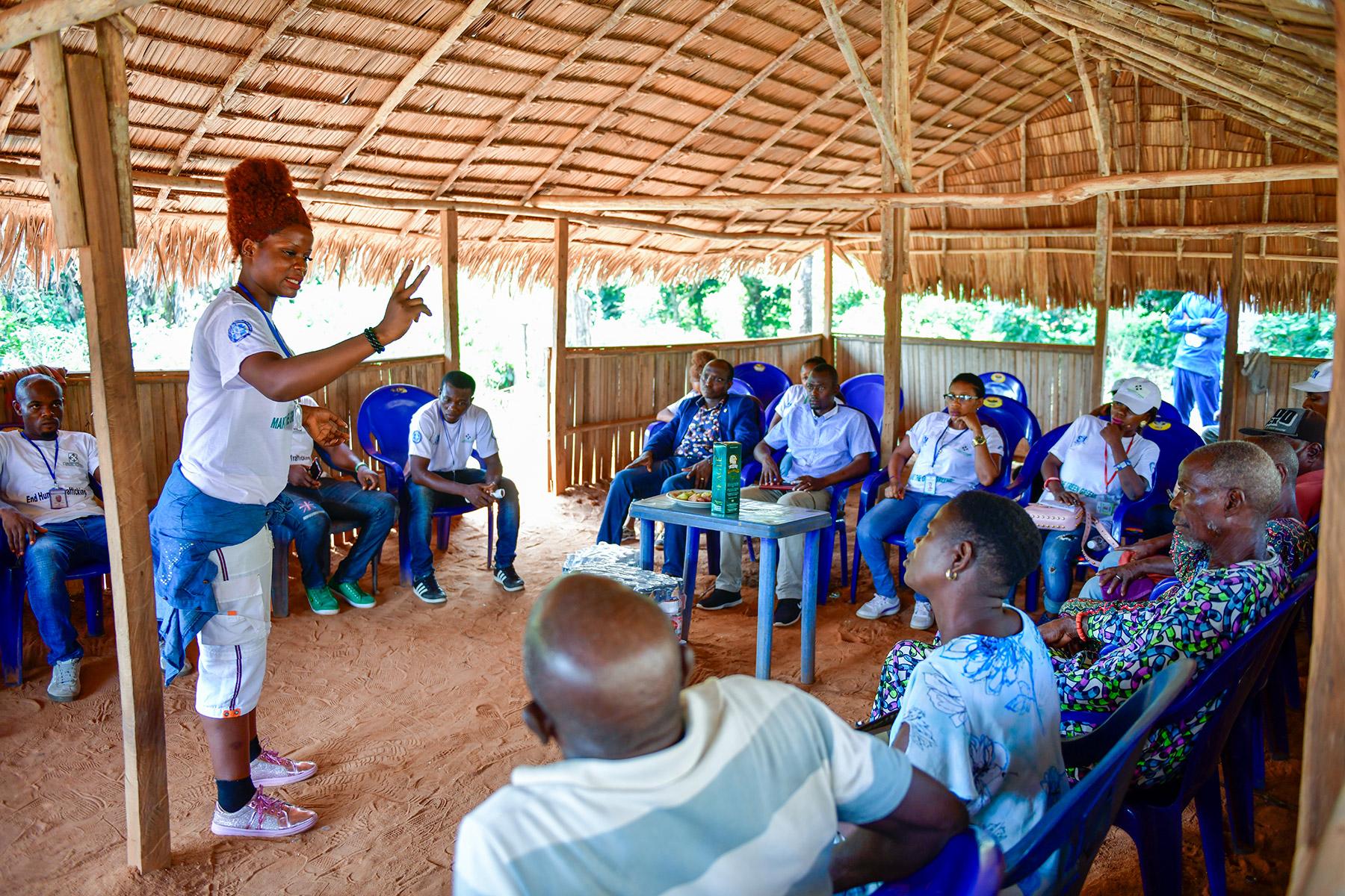 Eine Rückkehrerin berichtet beim LWB-Programm "Symbols of Hope" in Nigeria , wie sie den Menschenhandel überlebte