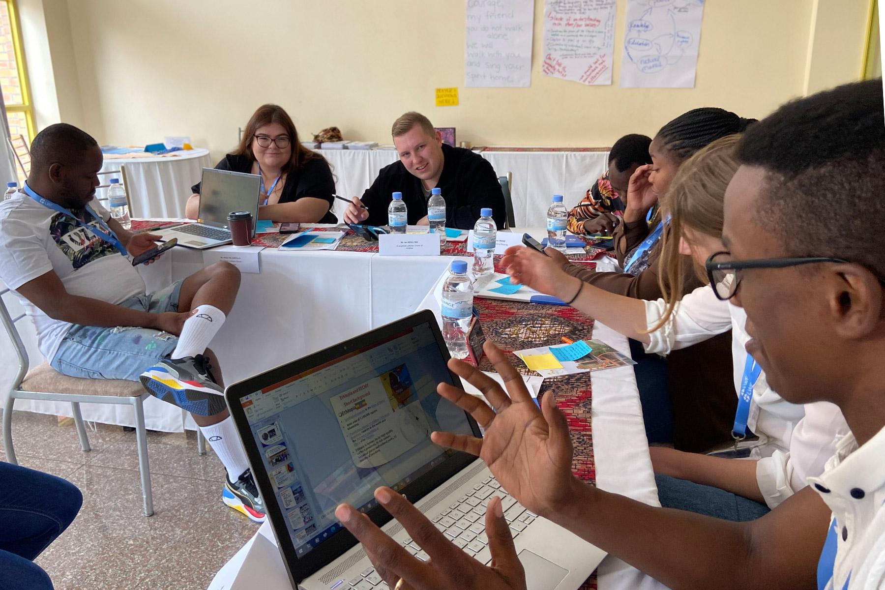 Das LWB-Stipendienprogramm eröffnet den Studierenden neue Möglichkeiten, sich aktiv in die lutherische Kirchengemeinschaft einzubringen. Hier im Foto: Ein LWB-Stipendiat hat als Fachperson am Trainingsworkshop für Friedensbotschafterinnen und -botschafter 2022 in Kigali, Ruanda, teilgenommen. 