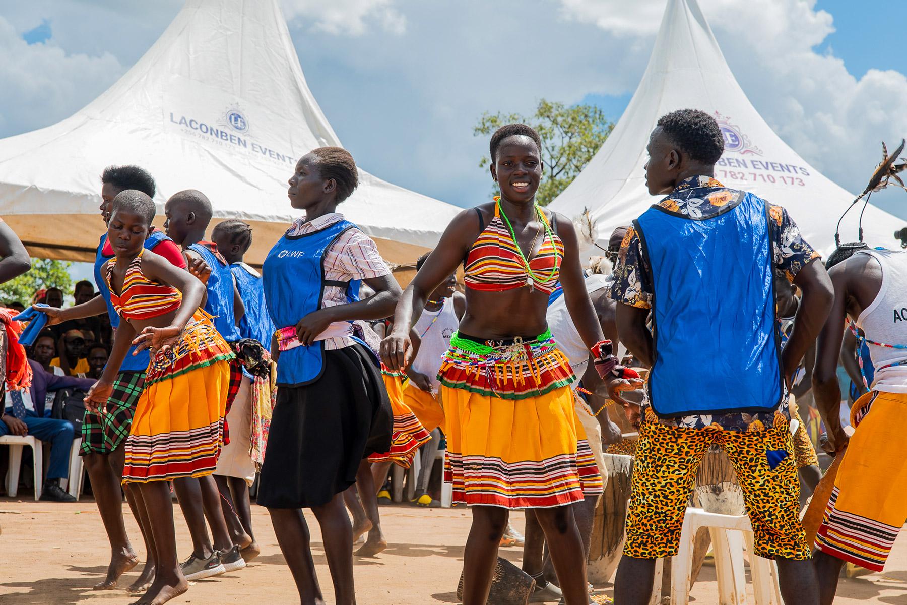 Acholi Kids bei einer Aufführung während der Feierlichkeiten zum Weltfriedenstag 2023 in Lamwo