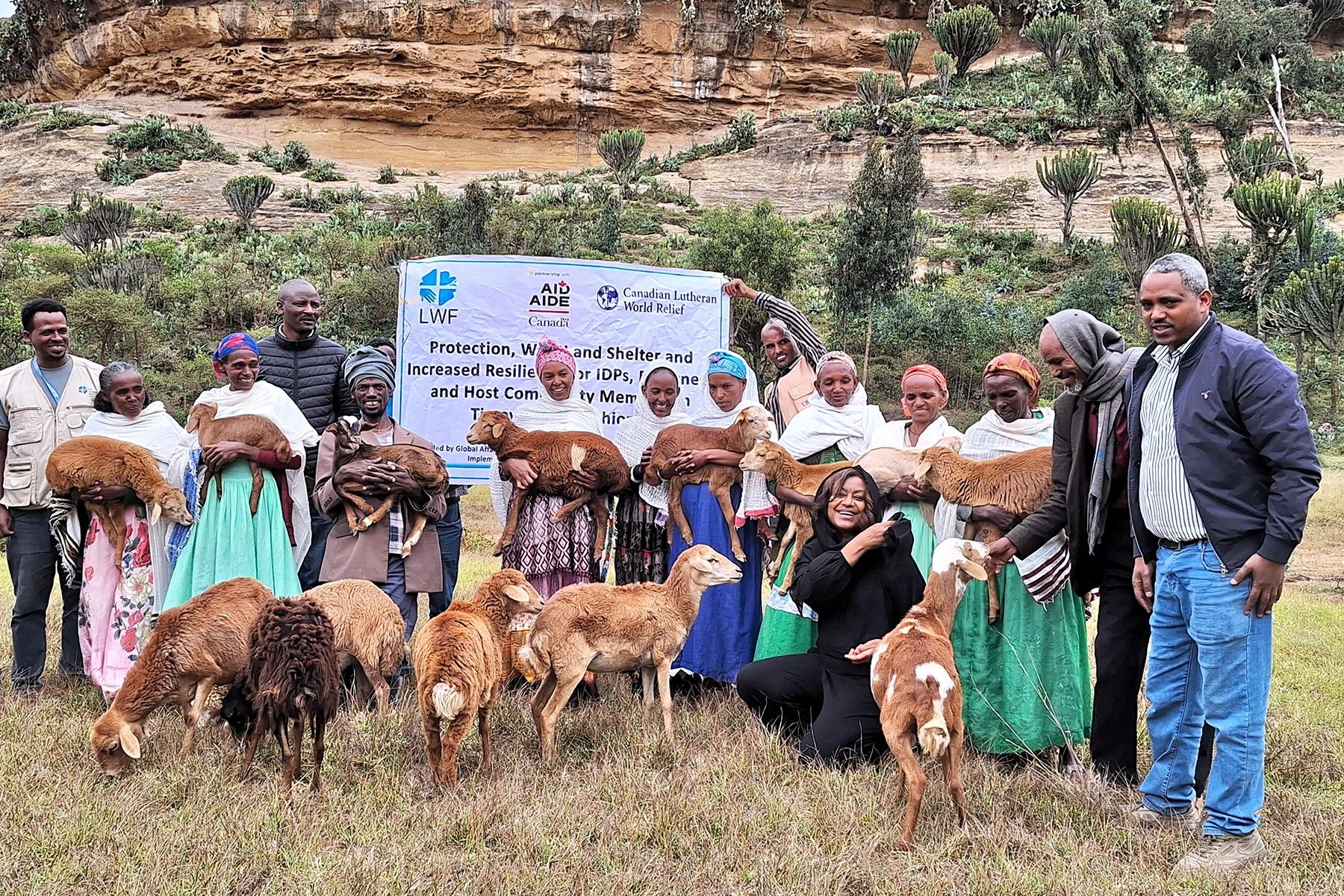 LWB-Länderrepräsentantin Sophia Gebreyes (vorn kniend in Schwarz) mit Mitgliedern der Gemeinschaft in Adigrat, Tigray