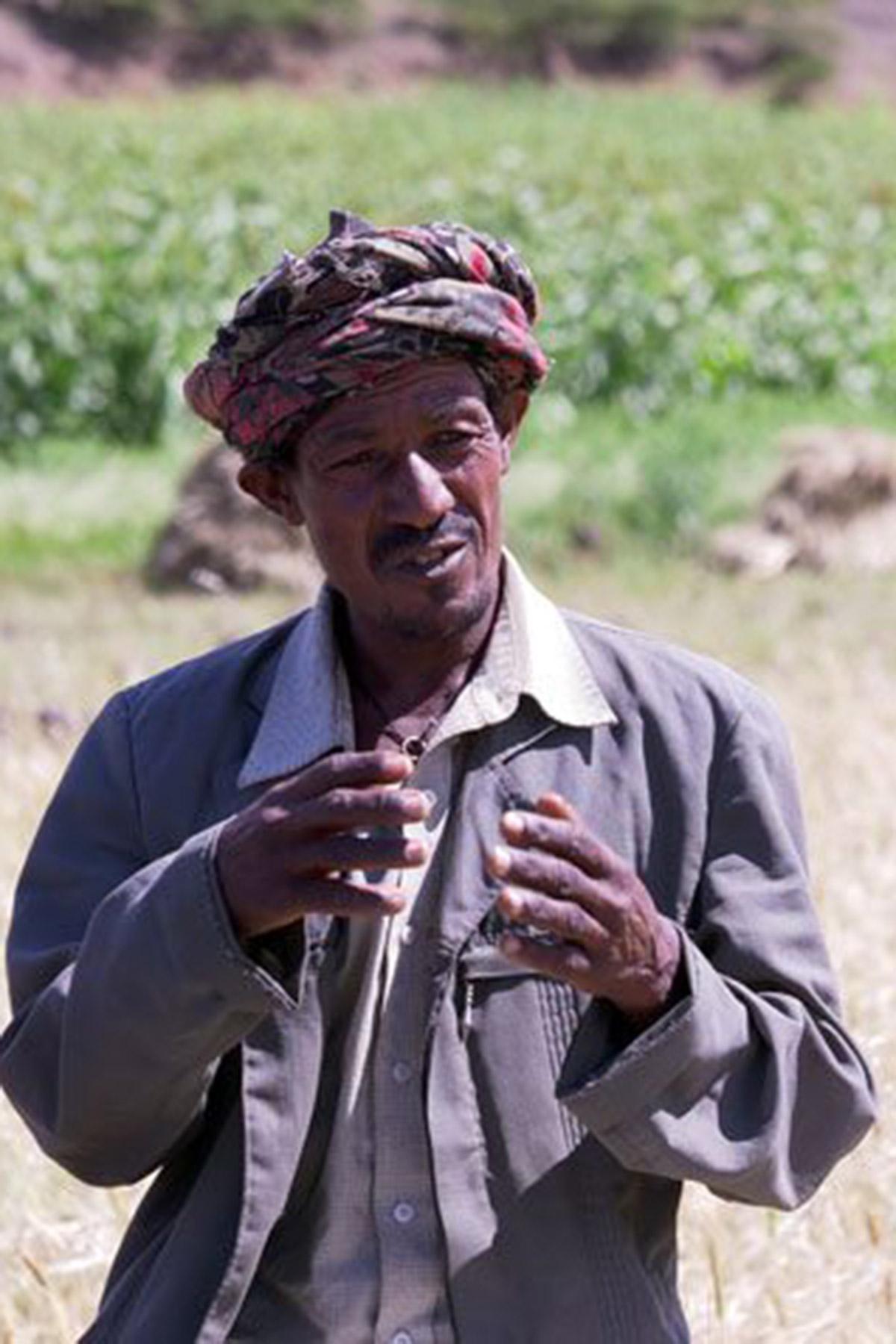 Ein Landwirt in Lalibela erklärt seiner Gemeinschaft die Auswirkungen des Klimawandels