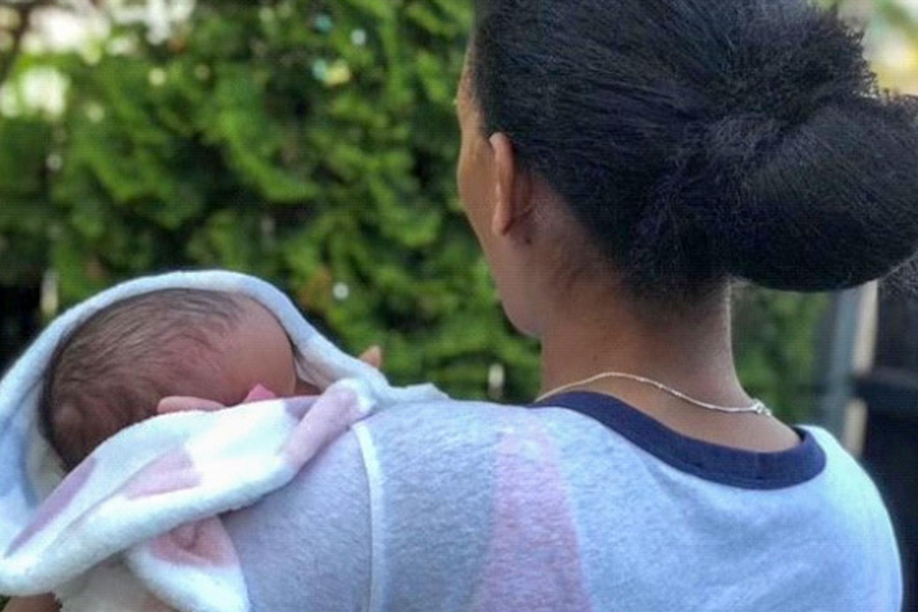 Eritreische Frau mit ihrem neugeborenen Baby