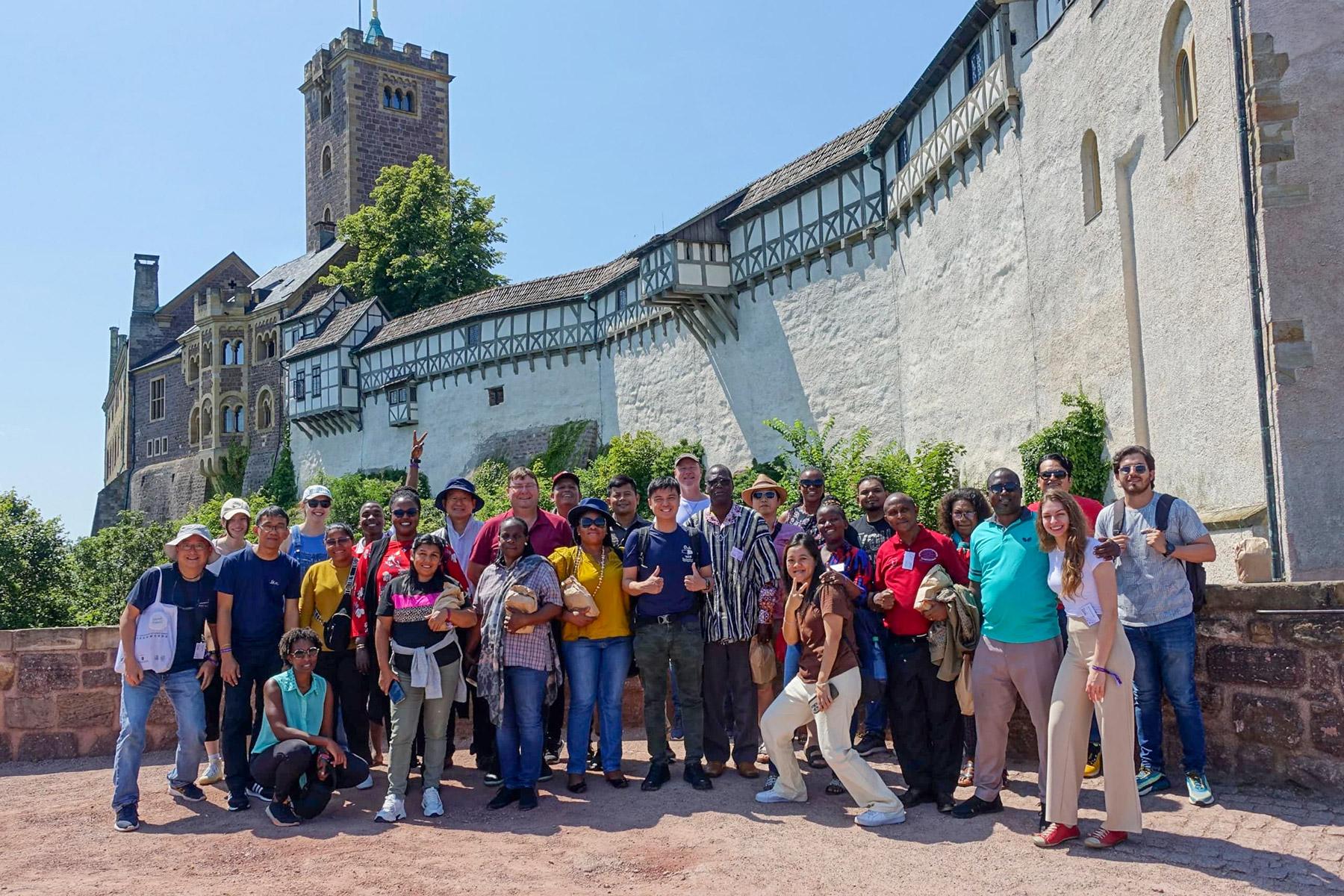 Teilnehmende der Summer School 2024 von Mission EineWelt bei einem Besuch auf der Wartburg