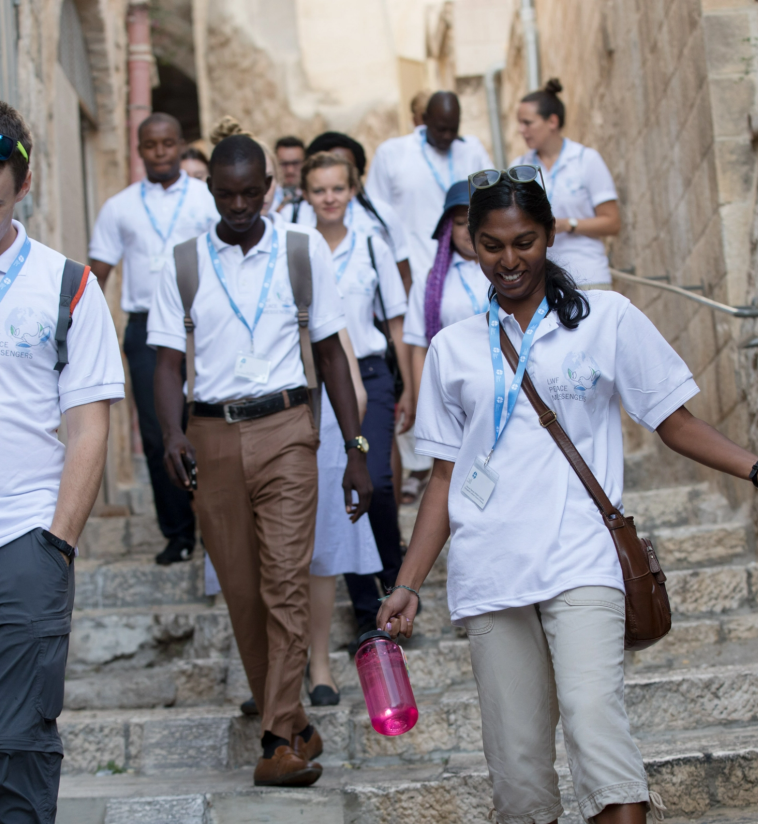 Die Teilnehmenden des 2017 LWB-Trainings für Friedensbotschafterinnen und -botschafter-Trainings versammeln sich zu einem Rundgang in Jerusalem. Foto: Ben Gray