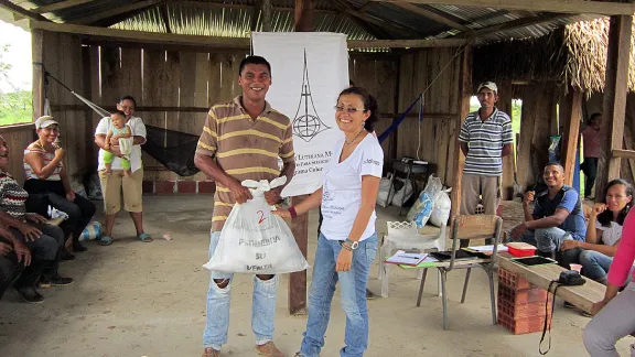 France Hernandez distributing food assistance to families affected by the harsh 2014 winter (June-July) in the department of Arauca in northeastern Colombia. Photo: LWF Colombia