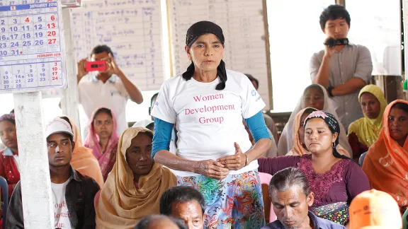 Im Lager Ohn Taw Gyi South bei Sittwe, Rakhine State, in dem entwurzelte Rohingya leben, diskutieren Männer und Frauen das Thema Gendergerechtigkeit. Foto: LWB-Myanmar/Phyo Aung Hein