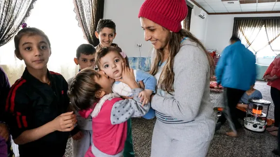 Der sechs Monate alte Mate Talb ist der Liebling des kirchlichen Gemeinschaftszentrums in der Nähe von Dohuk. Er bringt den 90 Menschen Freude, die hier auf engstem Raum zusammenleben müssen. Die LWB-Partnerorganisation CAPNI versorgt die Familien mit Lebensmitteln. Foto: LWB/S. Cox