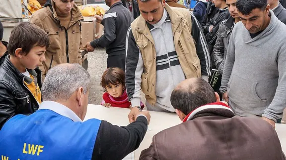 Die fünfjährige Vian an der Hilfsgüter-Ausgabestelle in Dohuk. Das Mädchen leidet an Nierenversagen und benötigt besondere medizinische Hilfe. Foto: LWB/ S. Cox