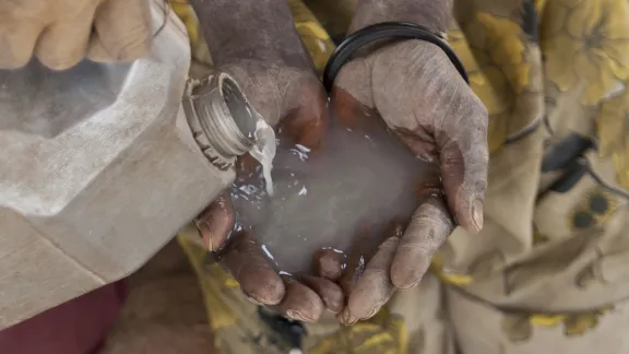 Viele der Vertriebenen benutzen unbehandeltes Wasser aus Sümpfen und Flüssen. Der LWB verteilt Wasseraufbereitungstabletten um das Trinkwasser zu reinigen. Foto: Melany Markham