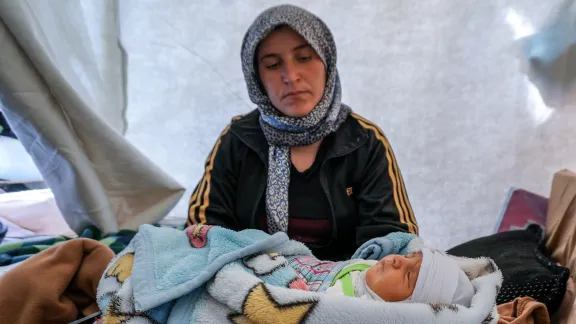 Kamla Edno und ihr fünf Tage altes Baby, Shahla Edno, im Flüchtlingscamp Berseve 1 in der Nähe der nordirakischen Stadt Zakho im Dezember 2014. Das Baby liegt in einer Kunststoffkiste für Gemüse. Foto: LWB/S. Cox