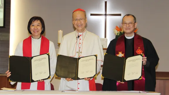 (l. to r.) Lutheran Bishop Jenny Chan, Catholic Cardinal John Tong, Methodist President Rev Tin-yau Yuen present the common Chinese JDDJ translation. Photo: Francis Wong