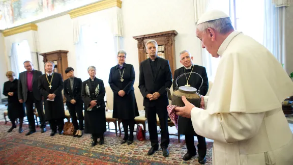 Der Papst erhielt den Teekessel eines Flüchtlings als Einladung, sich gemeinsam für die leidenden Nächsten einzusetzen. Foto: Osservatore Romano