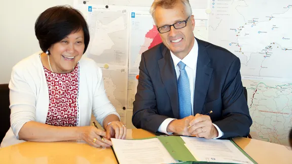 Janet Lim (links), Assistierende Hochkommissarin der UN für Flüchtlinge, und LWB-Generalsekretär Pf Martin Junge unterzeichnen das Abkommen. Foto: LWB/ C. Kästner