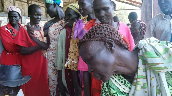 Der LWB verteilt Hilfsgüter an Binnenvertriebene. 30. März, Bezirk Twic East, Jonglei, Südsudan. Foto: LWB-Südsudan/J. Aleer