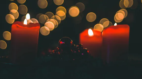 Lit advent candles. Photo by Jan-Henrik Franz on Unsplash 