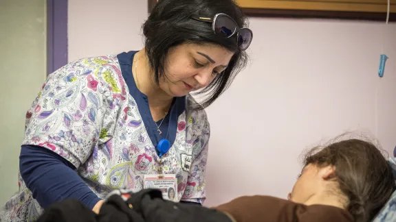 Rihab George, leitende Krankenschwester in der Ambulanz des Augusta-Victoria-Krankenhauses, behandelt eine junge Patientin. Das Krankenhaus bietet Menschen aus Palästina eine spezialisierte Behandlung an, die ihnen anderswo nicht zur Verfügung steht. Foto: LWB/Albin Hillert