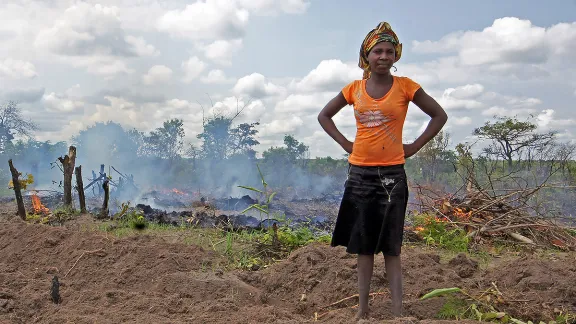 Eine Angolanerin rodet ein Stück Land in Moxico. Obwohl das Land der Gemeinschaft gehört, können es die Dorfvorsteher an externe Investoren verpachten. Foto: LWB/C. Kästner