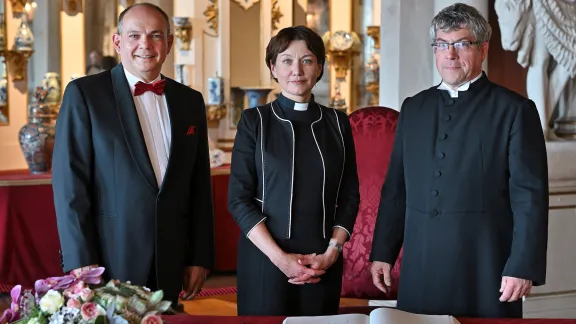 From left: Lord Mayor of Gotha, Knut Kreuch, LWF General Secretary Anne Burghardt and Leading Bishop of the Evangelical Church in Central Germany Friedrich Kramer on the occasion of the award of 