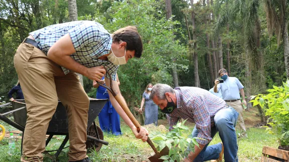 Coordinator of Crece Selva Misionera, Romero Dohmann plants a tree at the IERP Congregation San Juan Eldorado during the launch of a diaconal mission to reforest the region with 180 thousand trees. Photo: Prensa Barreto/IERP