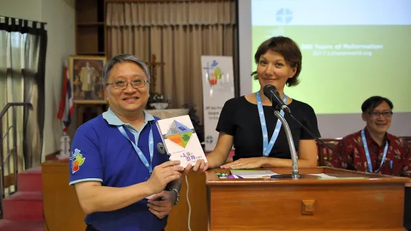 Bischof Ben Chun Wa Chang von der Evangelisch-Lutherischen Kirche Honkong und Pfarrerin Anne Burghardt, LWB-Studienreferentin für ökumenische Beziehungen, präsentieren die chinesische Übersetzung der Studienhefte zum Reformationsjubiläum-. Foto: LWB/A. Danielsson