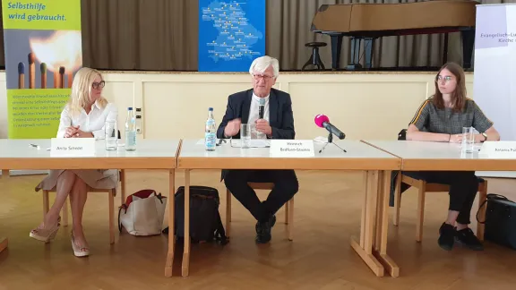 Bei der Pressekonferenz zum Start eines Netzwerks von Selbsthilfegruppen für Menschen, die nahestehende Personen durch COVID-19 verloren haben: (von links) Anita Schedel, Landesbischof Heinrich Bedford-Strohm, Antonia Palmer. Foto: EKLB