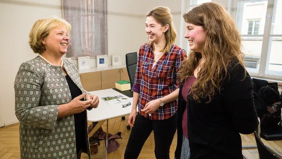 Campaigning for young congregation council members in the Evangelical Lutheran Church in Bavaria: Synod President Annekathrin Preidel, Lisa Schaube and Paula Tiggemann. Photo: Johannes Kurt Minkus