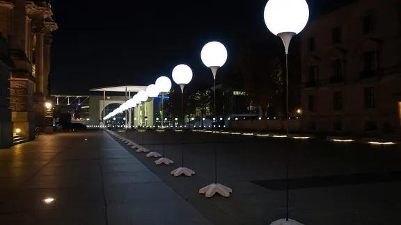 Mit einer symbolischen Lichtgrenze erinnerten Berliner im November 2014 an den Mauerfall vor 25 Jahren. Foto: <a href="https://flic.kr/p/pGctiv">Michael via Flickr</a>, CC-BY-NC-SA