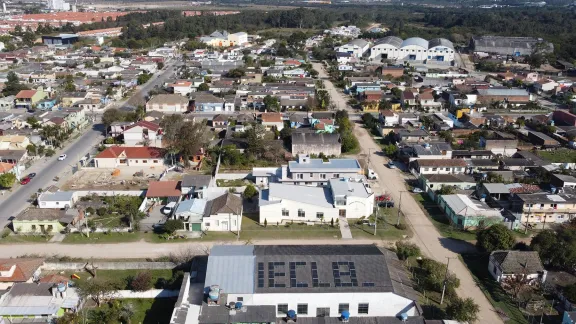 Die Solaranlage auf dem Dach des São-Lucas-Gemeindezentrums in Pelotas, Brasilien, liefert nachhaltige Energie und generiert Mittel für die Gemeindearbeit. Foto: Comunidade São Lucas de Pelotas