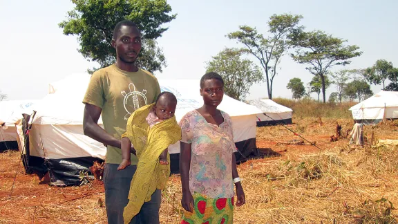 Ngendakumana Désiré – im Bild mit Frau Geneviève und Tochter Félicité – ist zum zweiten Mal in seinem Leben Flüchtling in Tansania. Foto: Gilles Ouedraogo