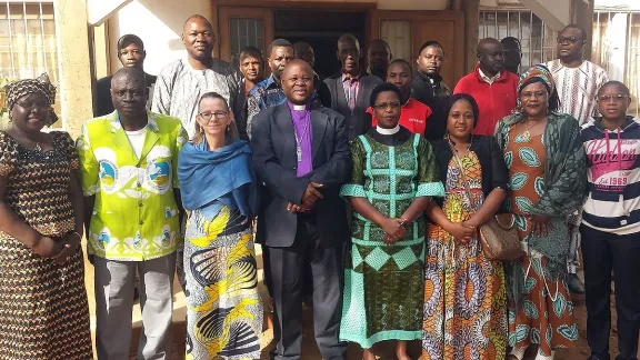 Bischof Dr. Ruben Ngozo (Mitte), LWB-Gebietsreferentin für Afrika, Pfarrerin Dr. Elieshi Mungure (links von ihm) und LWB-Vizepräsidentin für die Region Afrika, Pfarrerin Dr. Jeannette Ada Epse Maina (zweite von rechts) vor der Evangelisch-Lutherische Kirche Kameruns. Foto: LWB