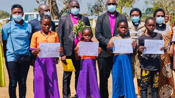 LWB-Präsident Panti Filibus Musa mit der LWB-Vizepräsidentin für Afrika, Jeanette Ada Maina, Bischof Theophilus Shadrach von der Lutherischen Kirche Christi in Nigeria sowie LWB-Mitarbeitenden und Schülerinnen und Schülern im Lager Gado. Die und Schülerinnen und Schüler trugen ein Gedicht über die Bedeutung von Bildung vor. Foto: LWB/Lucie Alalu Grinstein