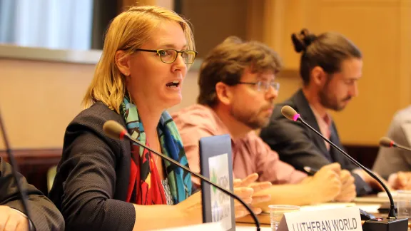 Susan Muis (Mitte), regionale LWB-Programmkoordinatorin für ZAR, DRK und Tschad, berichtet im Rahmen eines NGO-Briefings im Palais des Nations. Foto: LWB/Peter Kenny