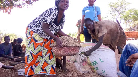 LWF in CAR is supporting displaced communities with food security by supporting groups of agricultural producers and through school feeding programs. Photo: LWF/Central African Republic.