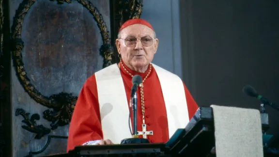 Kardinal Edward Cassidy bei der Unterzeichnung der Gemeinsamen Erklärung zur Rechtfertigungslehre in der lutherischen Kirche St. Anna, Augsburg, Deutschland, am 31. Oktober 1999. Foto: ELCA/Edgar R. Trexler für The Lutheran