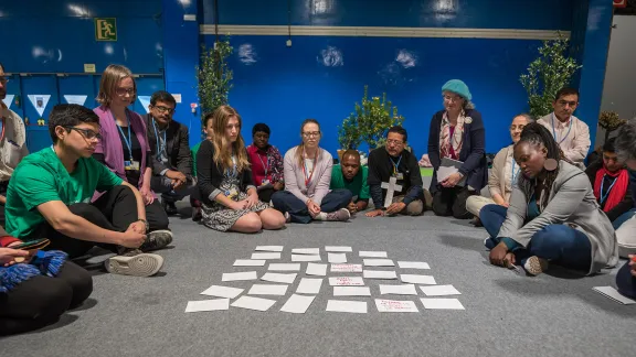 Vertreterinnen und Vertreter religiöser Organisationen bei einer Mahnwache, während der Welt-Klimakonferenz COP25 in Madrid, Spanien. Sie beten, dass die Verhandlungen Früchte tragen und zu Maßnahmen für einen Ausweg aus der Klimakrise führen. Foto: LWB/Albin Hillert